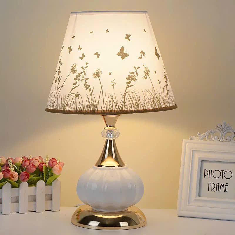 Đèn để bàn thân bằng sứ, chao vải, có cảm ứng TẮT/BẬT chuyển màu ánh sáng